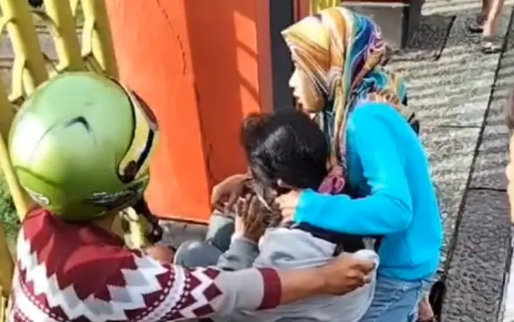 Perempuan nyaris loncat dari atas Jembatan Bangetayu, Genuk, Kota Semarang, Kamis 18 Januari 2024. (Sumber: @infokejadian_genuk - InfoSemarang.com)