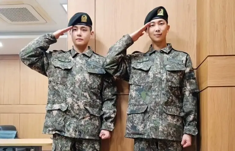 Potret terbaru RM dan V BTS lulus pelatihan dasar militer, Selasa 16 Januari 2024. (Sumber: Instagram @rkive - InfoSemarang.com)