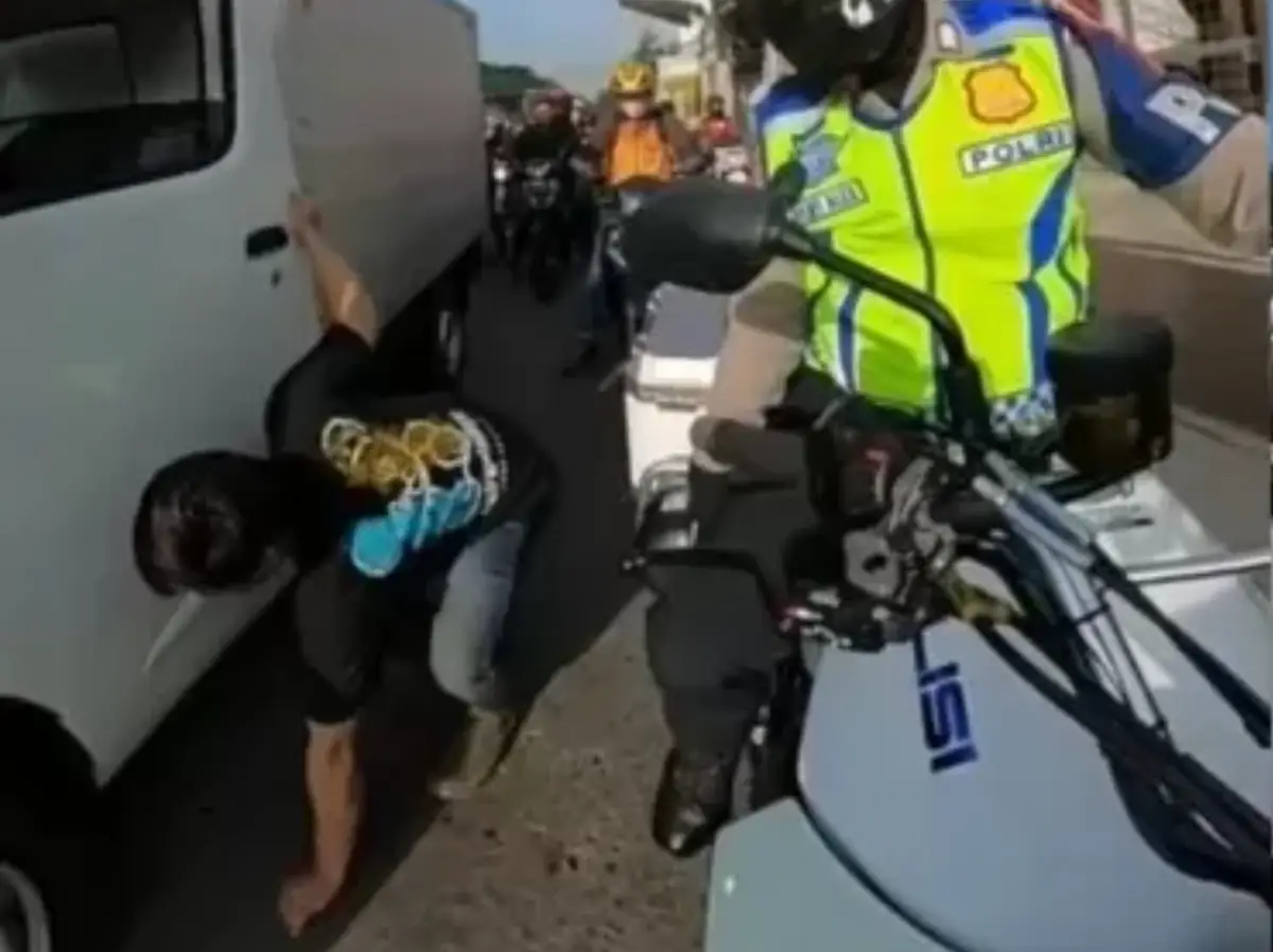 Polisi tegur pengendara mobil yang buang puntung rokok sembarangan  (Sumber: Instagram @hilmyalx | Foto: Instagram @hilmyalx)