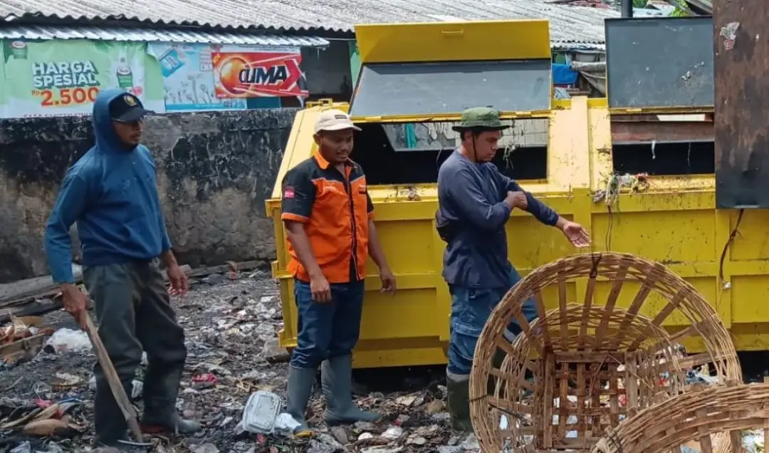 Timbunan sampah di Pasar Bangetayu, Genuk, dibersihkan setelah sepekan lebih, Selasa 16 Januari 2024. (Sumber: @infokejadian_genuk - InfoSemarang.com)