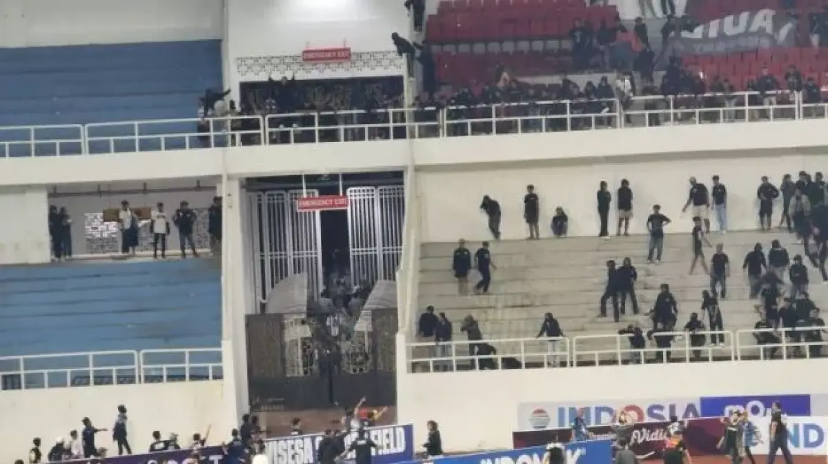 Suporter PSIS Semarang bentrok dengan pendukung PSS Sleman di Stadion Jatidiri (Sumber : Antara)
