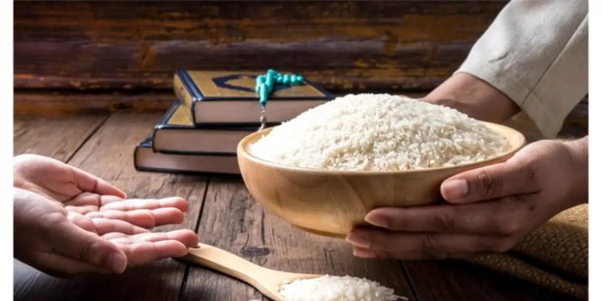 Ilustrasi : Zakat Fitrah yang dilakukan umat muslim di bulan Ramadhan (Sumber : ilmuk.org)