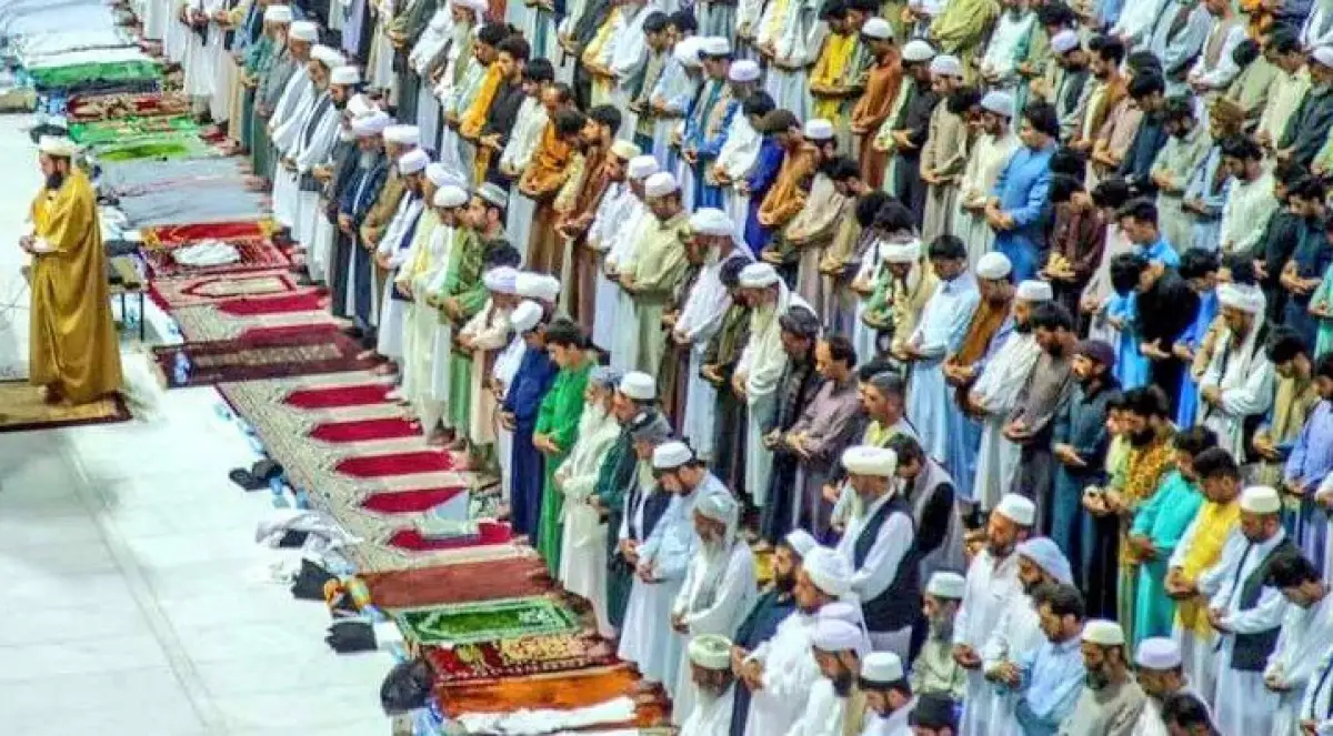 Sholat berjamaah (Sumber : Twitter)