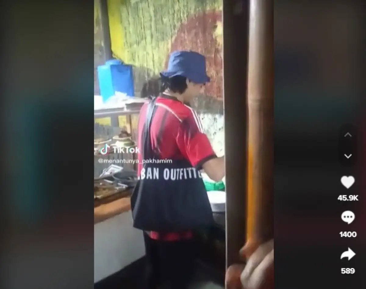 Duta Sheila On 7 makan di warteg. (Sumber : TikTok/menantunya_pakhakim)