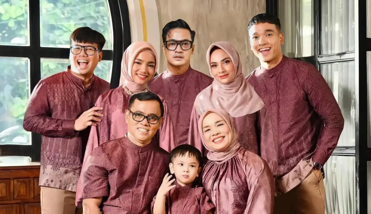 Fuji terharu ada mendiang Bibi Ardiansyah dan Vanessa Angel di foto keluarga. (Sumber : Instagram @fuji_an)