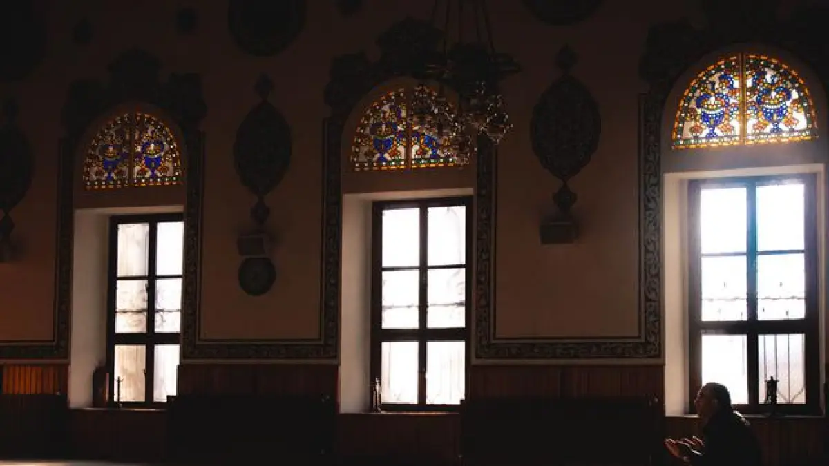 Ilustrasi itikaf di dalam masjid selama Ramadan. (Sumber : pexels.com/Ali)