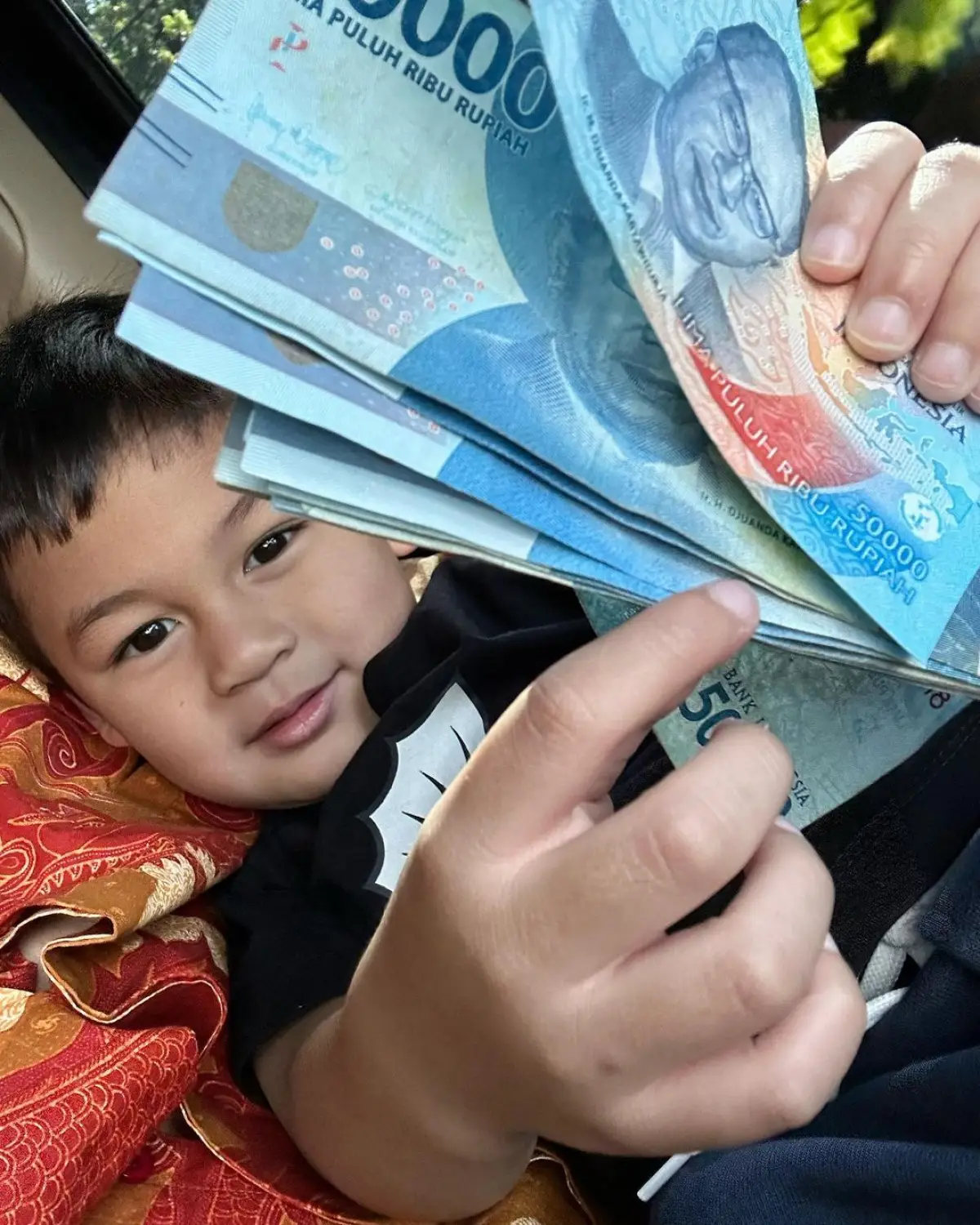 Ilustrasi uang THR lebaran yang didapat anak (Sumber : instagram/baimwong)