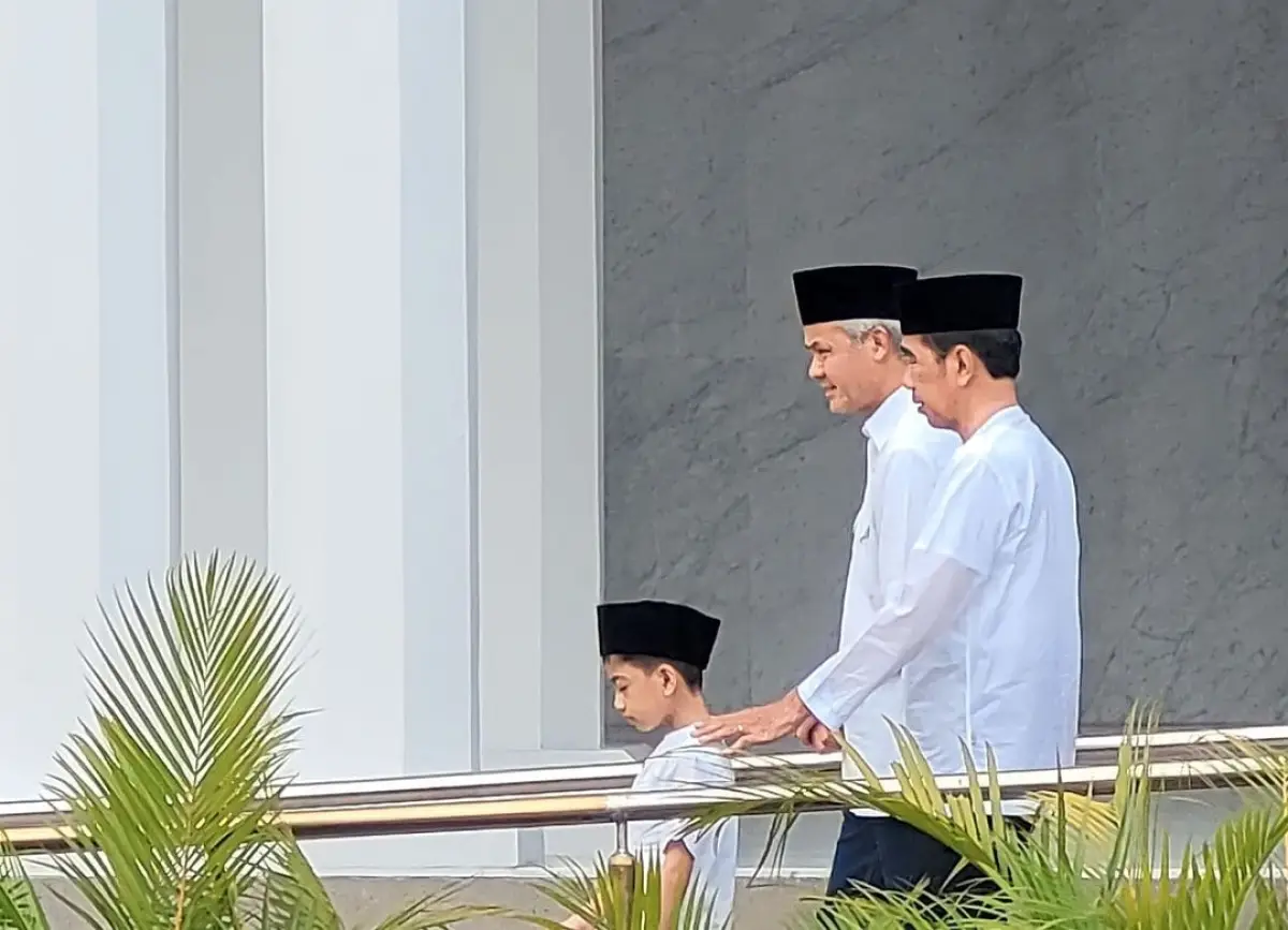 Ganjar Pranowo salat Jumat bersama Jokowi dan Jan Ethes. (Sumber : instagram/ganjar_pranowo)