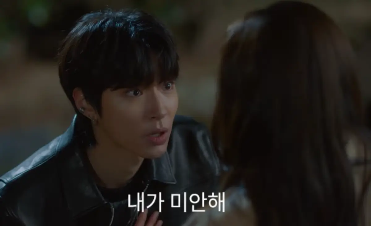 Aktor Hwang Inyeop saat berakting meminta maaf. (Sumber : Kepoper)