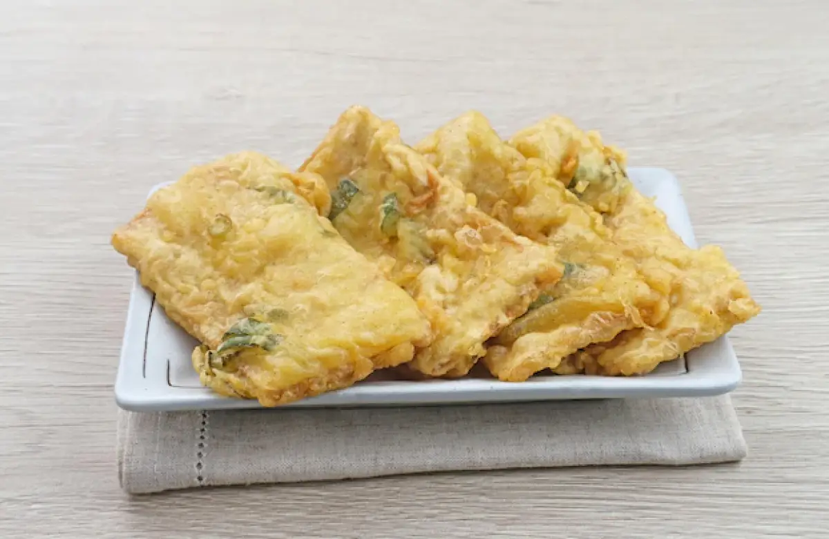 Ilustrasi hidangan Indonesia, tempe mendoan, yang masuk daftar makanan terenak di dunia. (Sumber : Freepik)