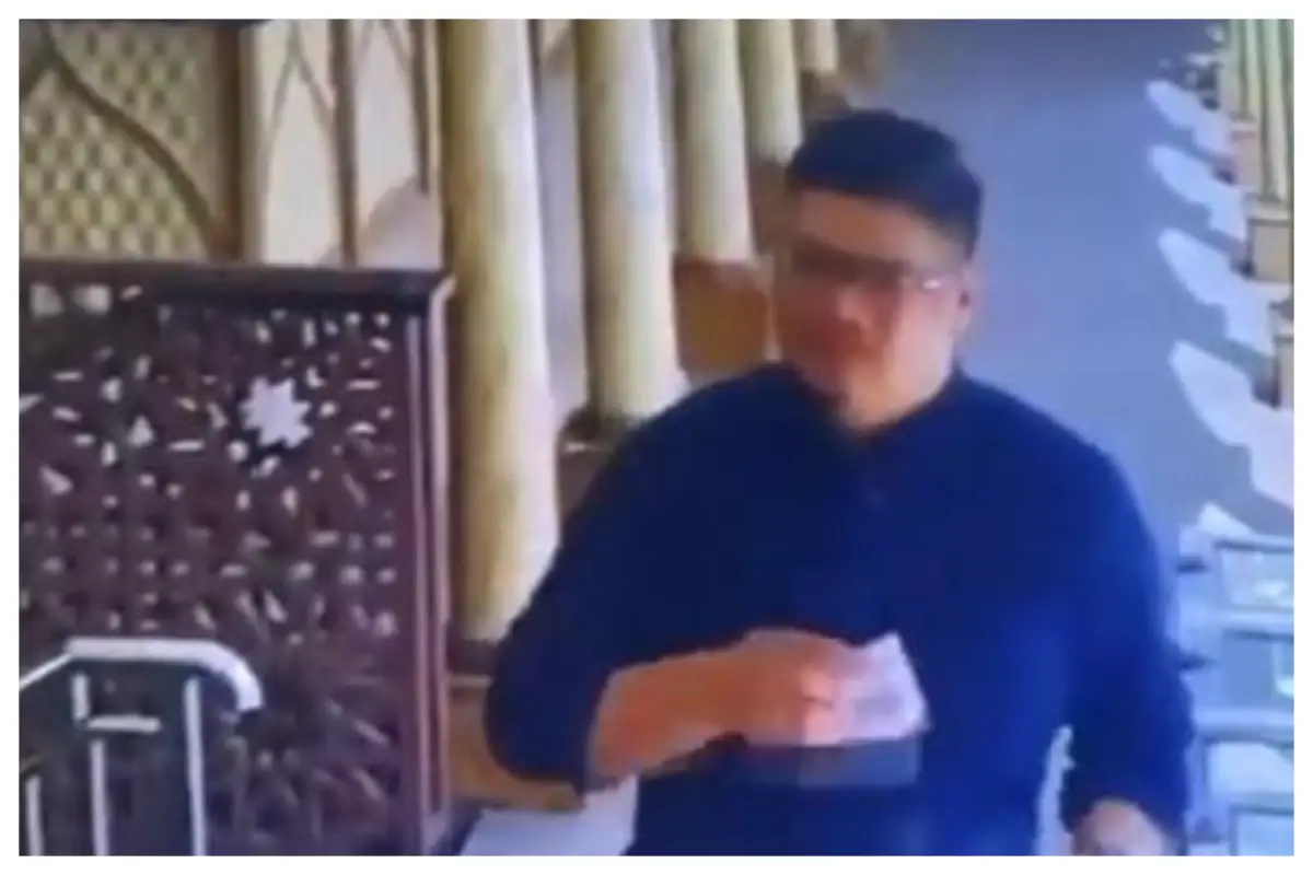 viral seorang pria berkacamata ganti QRIS kotak amal (Sumber : tangkapan layar Twitter/@bangEdi)