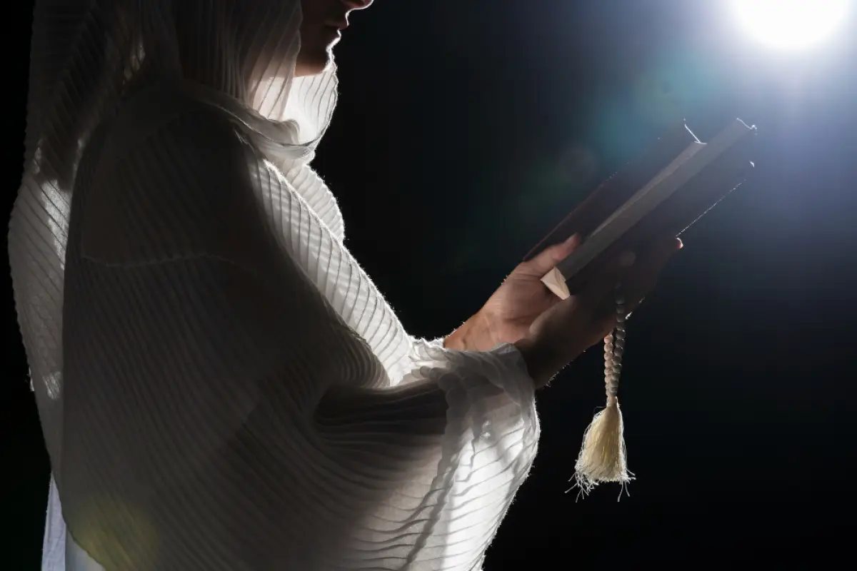 Ilustrasi ibadah di waktu sahur selama Ramadan. (Sumber : freepik)