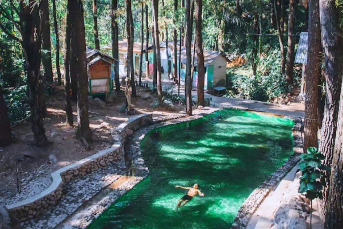 kolam berair hijau, di kawasan Air Terjun Semirang (Sumber : wisatainfo.com)
