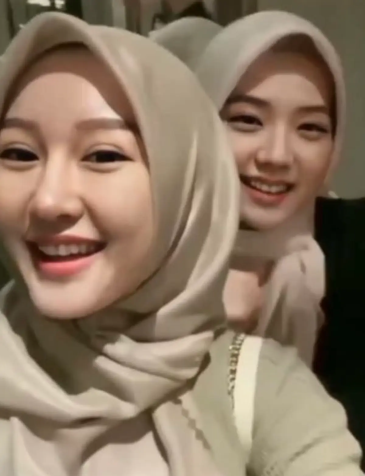 Lucinta Luna pakai jilbab. (Sumber : instagram/kegblgnunfaedh)