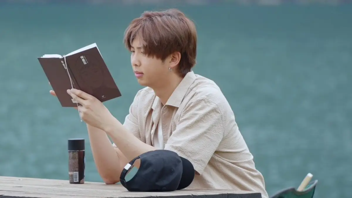 Leader BTS, Kim Namjoon atau RM BTS beserta rekomenasi buku bacaannya. (Sumber : In The Soop)