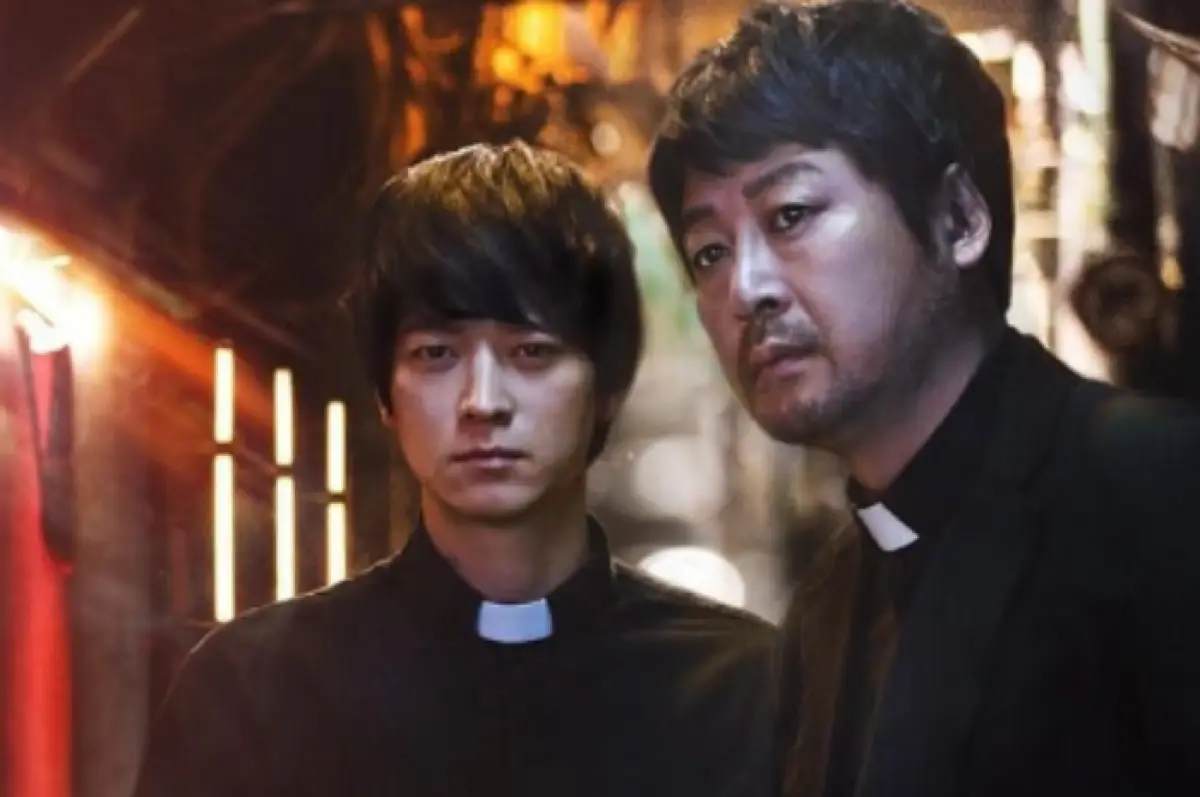 Kang Dong Won dan Lee Byung Hoon danlam The Priests (Sumber : asianwiki)