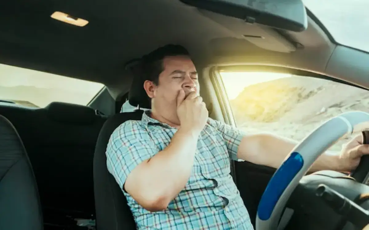 Ilustrasi microsleep saat berkendara. (Sumber : Freepik)