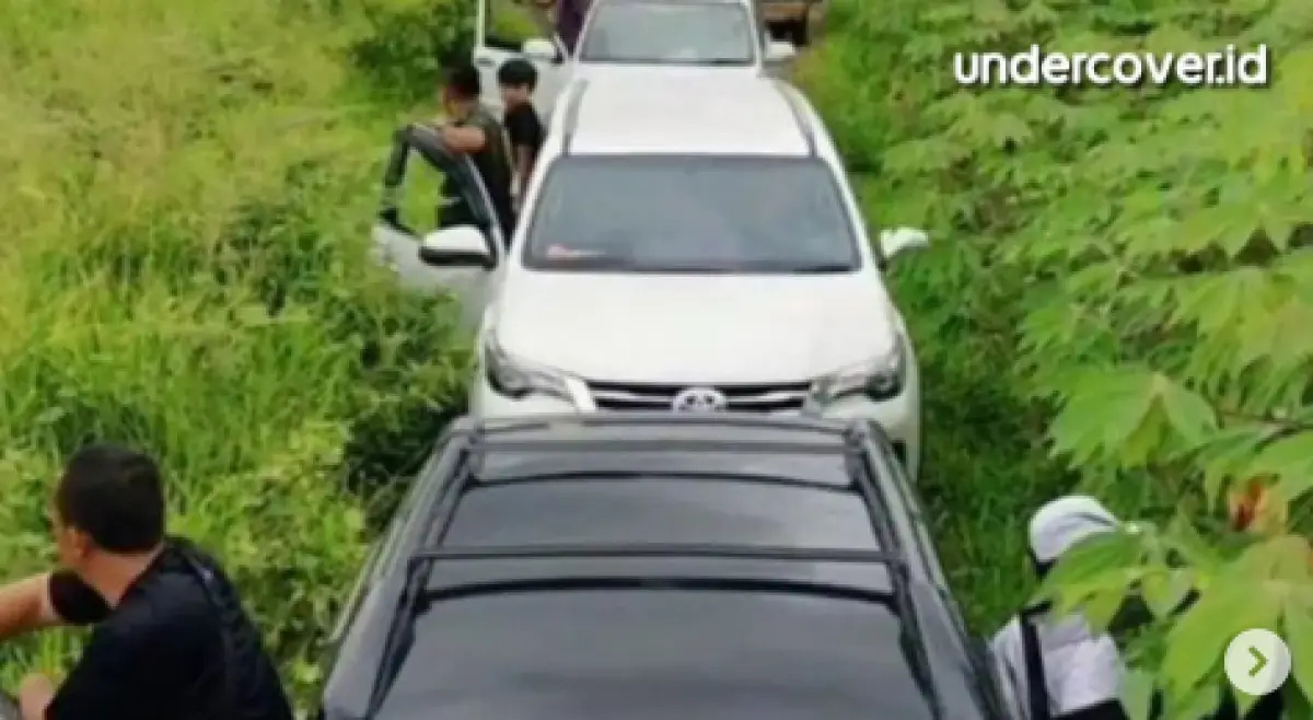 Puluhan mobil terjebak macet di perkebunan singkong pada awal arus mudik lebaran beberapa hari lalu. (Sumber : Instagram @undercover.id)