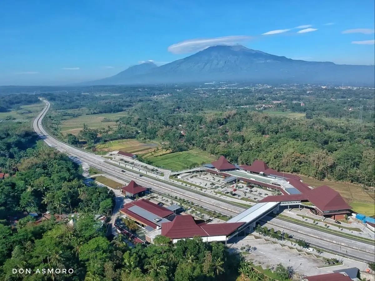 Rest area KM 456 Salatiga. (Sumber : instagram/drone_asmoro)