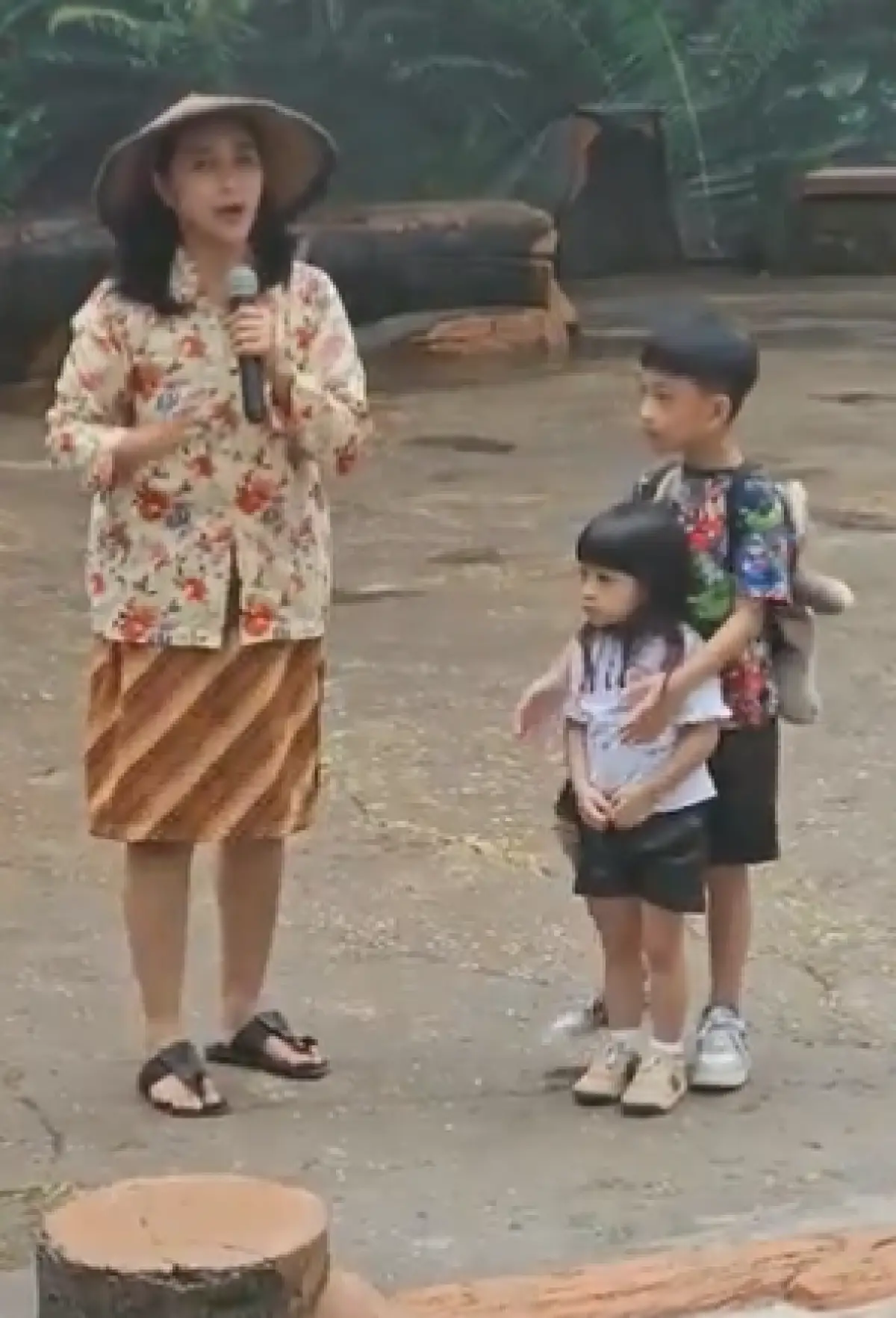 La Lembah Manah dan Jan Ethes Srinarendra di kebun binatang. (Sumber : twitter/gibran_tweet)