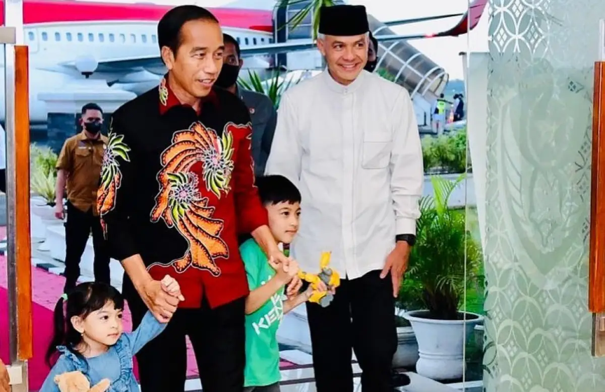 Gubernur Ganjar Pranowo bersama Presiden Jokowi dan kedua cucu, Jan Ethes serta La Lembah Manah. (Sumber : Instagram @ganjar_pranowo)