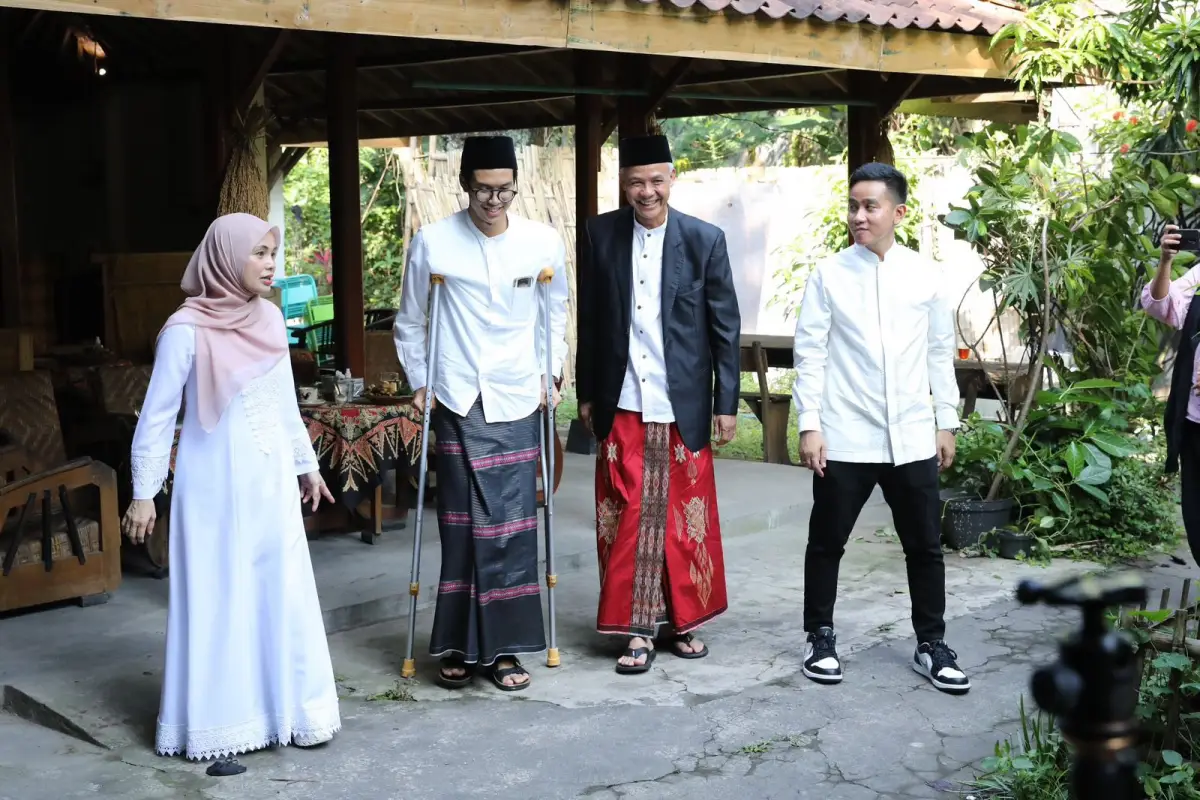 Ganjar Pranowo pamer foto lebaran bersama Gibran Rakabuming. (Sumber : twitter/gibran_tweet)