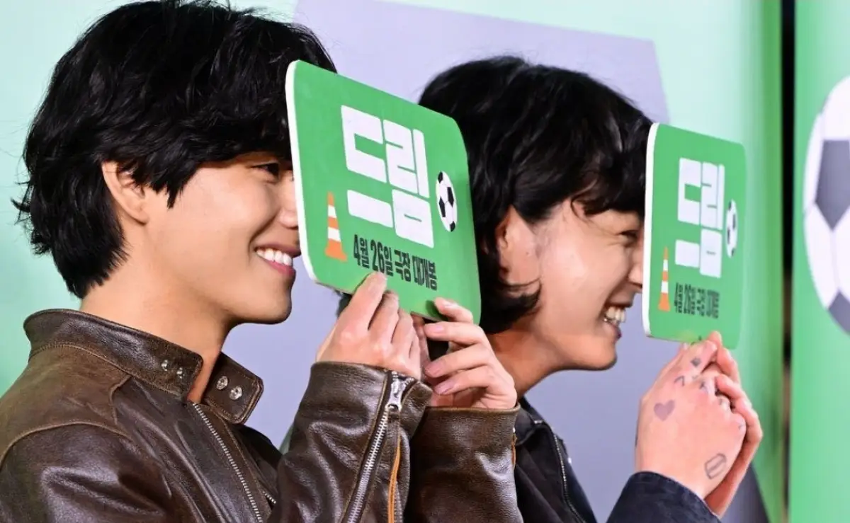 Dua member BTS, Kim Taehyung dan Jeon Jungkook, hadiri premiere film Dream, Senin (24/4/2023). (Sumber : OSEN)