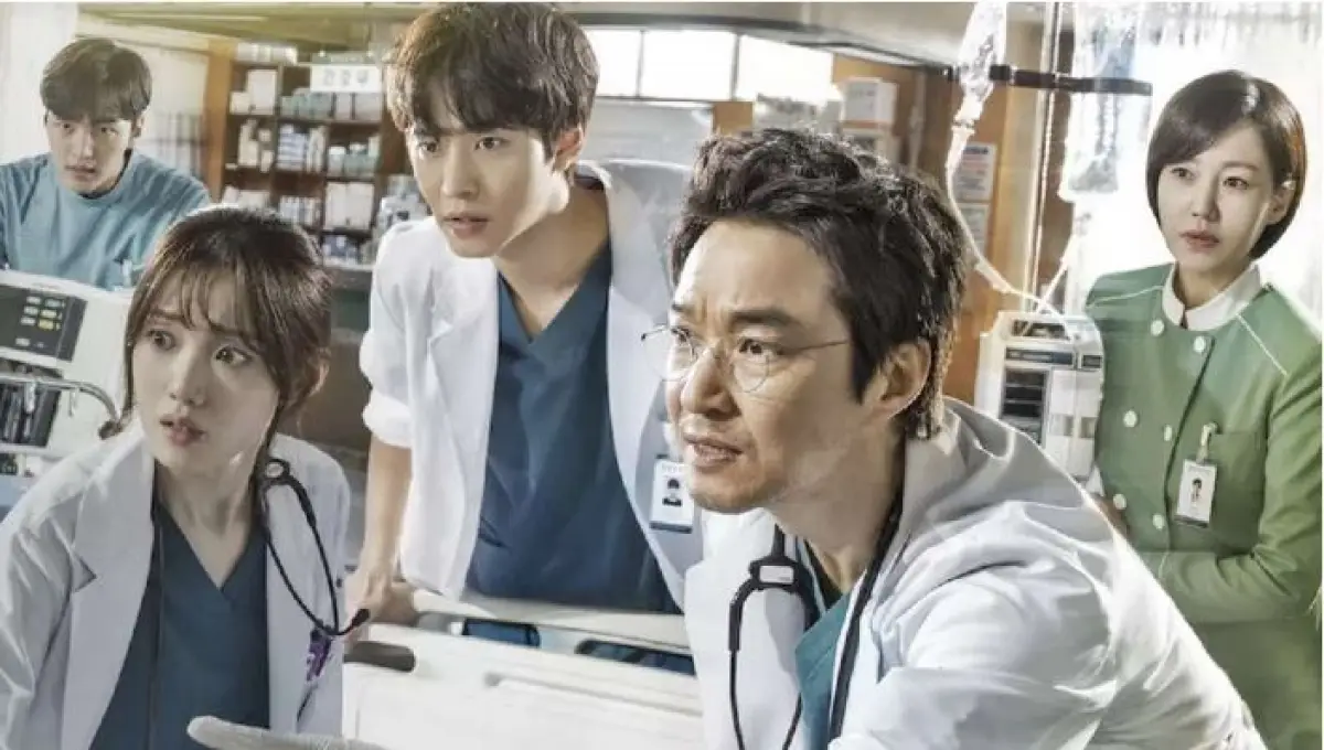 Kabar baik bagi penggemar Kim Sabu, Dr Romantic 3 akan kembali menyapa penggemar di bulan April 2023 (Sumber : Soompi)