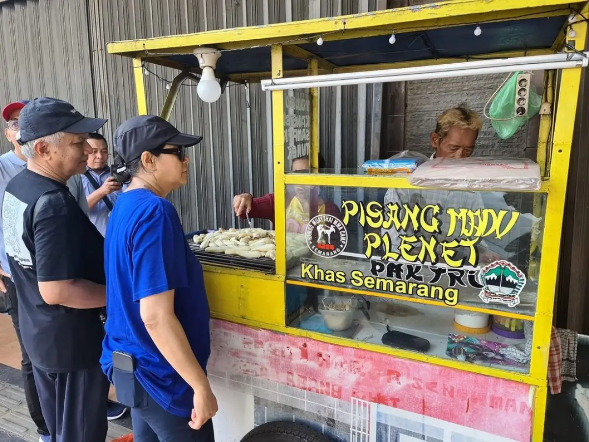Sri Mulyani berkunjung ke Pisang Madu Plenet Pak Tri di Semarang. (Sumber : instagram/smindrawati)
