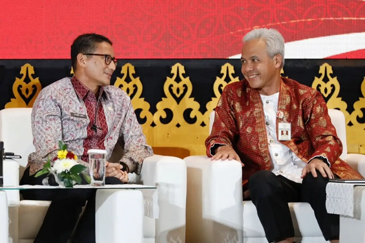 Gubernur Jawa Tengah Ganjar Pranowo dan Menteri Pariwisata dan Ekonomi Kreatif RI Sandiaga Uno saat acara rapat TPAKD se-Jawa Tengah di Hotel Gumaya Semarang, Kamis 27 April 2023.