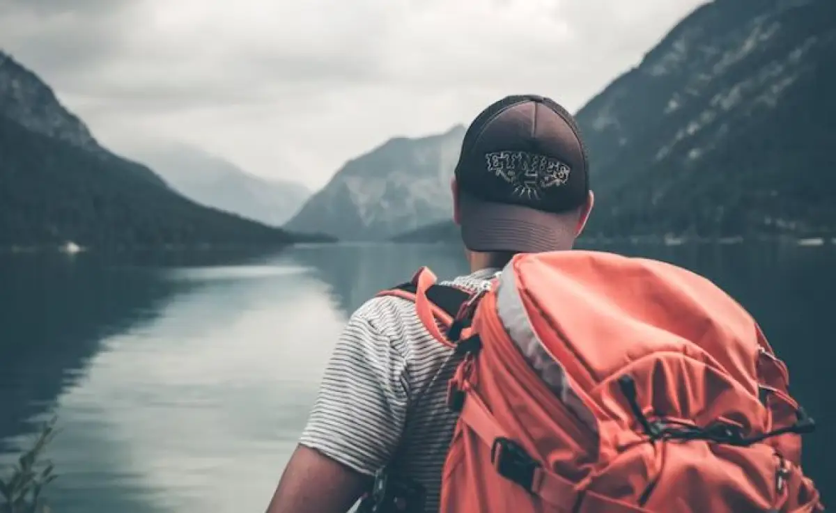 ilustrasi orang sedang membawa tas travelling (Sumber : unsplash.com)