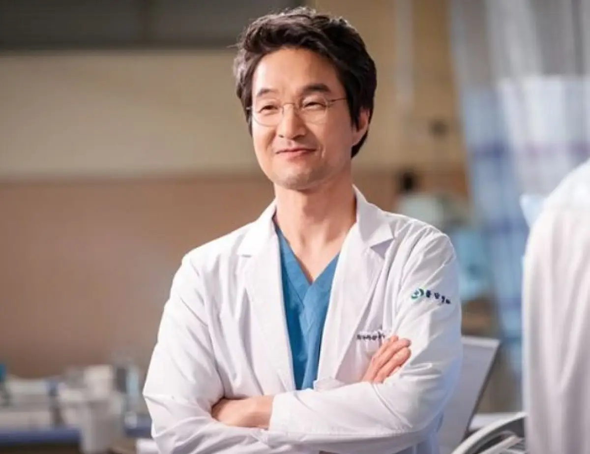 Simak link nonton Dr Romantic 3 episode 1 sub Indo dijadwalkan tayang 28 April 2023 pukul 20.00 WIB (Sumber : Dokumentasi SBS)