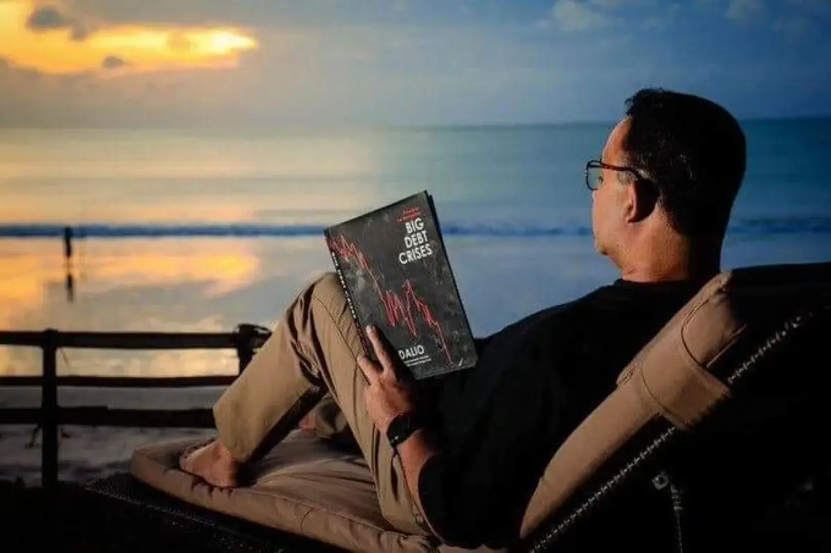Foto Anies Baswedan baca buku. (Sumber : twitter/Dennysiregar7)