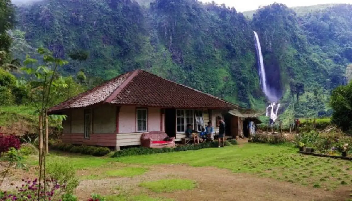 Kondisi rumah Pak Jajang rumah dengan view air terjun yang viral di media sosial (Sumber : tangkapan layar instagram @undercover.id)
