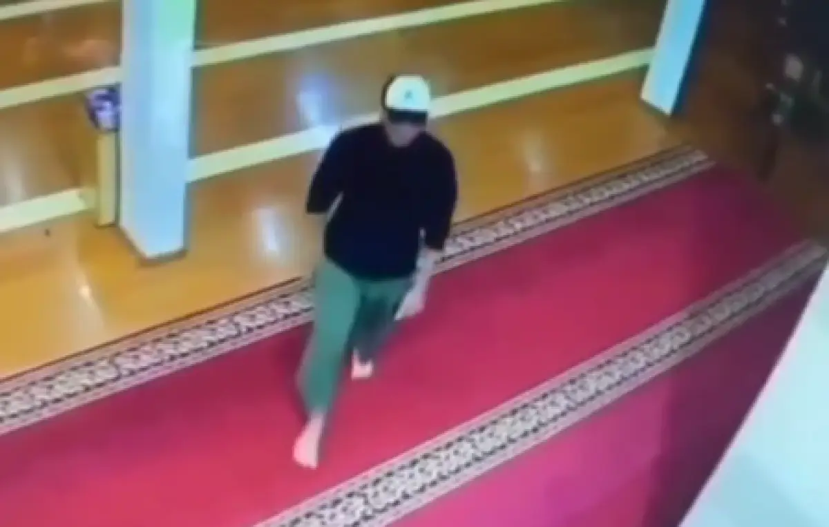 Viral video pria bule meludahi imam masjid di Bandung. (Sumber : Instagram @lambe_turah)