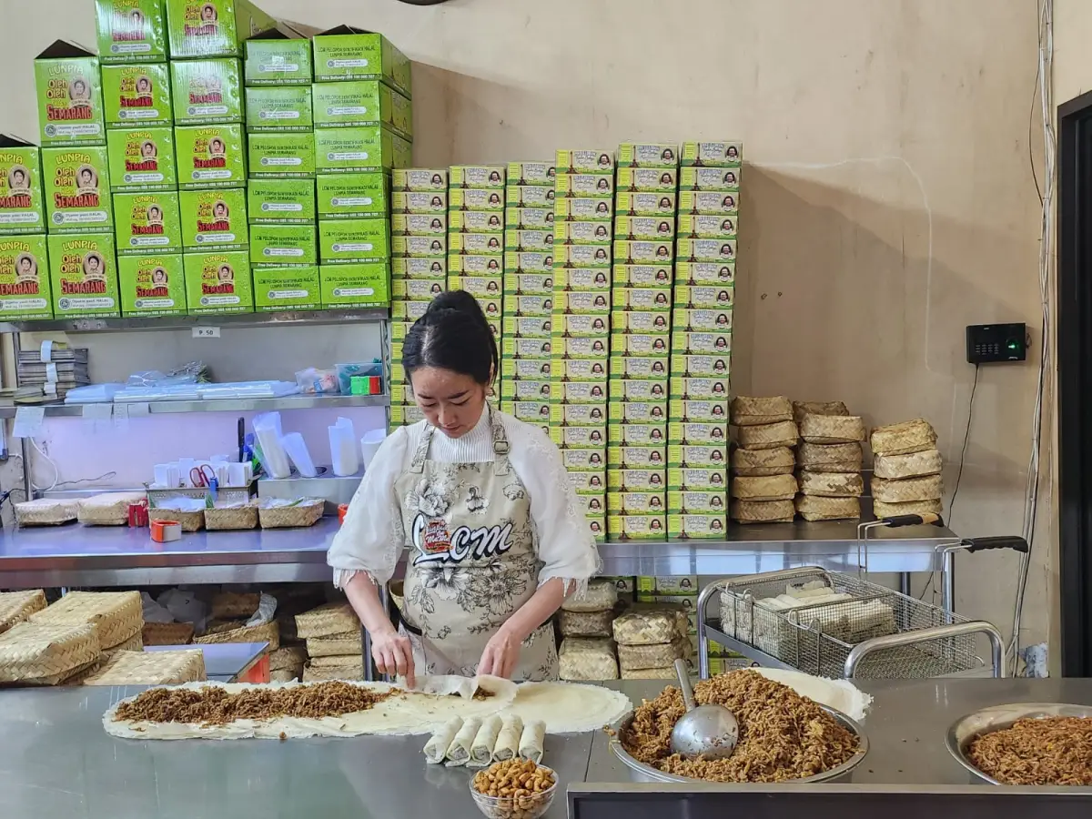 Lunpia Cik Me Me (LCM) makanan legendaris Semarang turut memeriahkan hari jadi ke-476 Kota Semarang dengan memberikan promo atau diskon menarik.