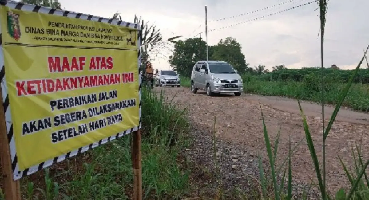 Ilustrasi jalan rusak di Lampung, tepatnya di Jalan Metro - Wates di Wilayah Lampung Tengah, ruas jalan Provinsi Lampung. (Sumber : Twitter @na_DiemMakarim)