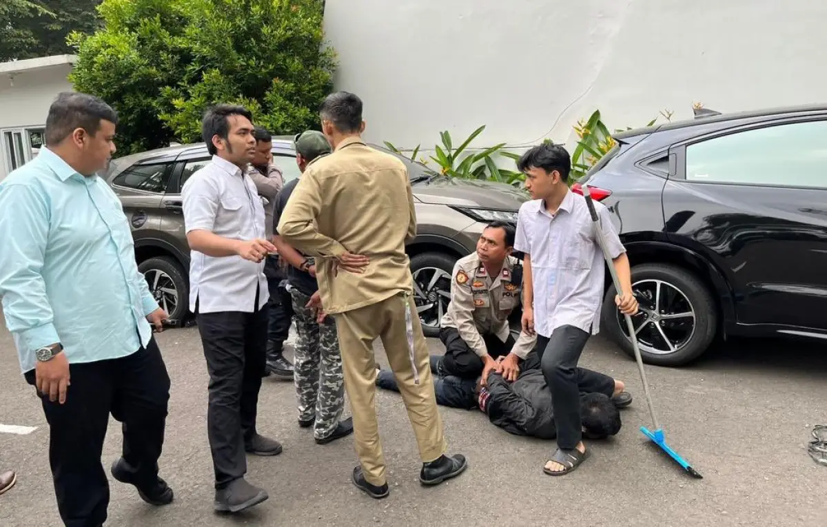 Insiden penembakan di MUI Pusat, pelaku tewas di tempat kejadian, Selasa (2/5/2023). (Sumber : Twitter @facialwashh)