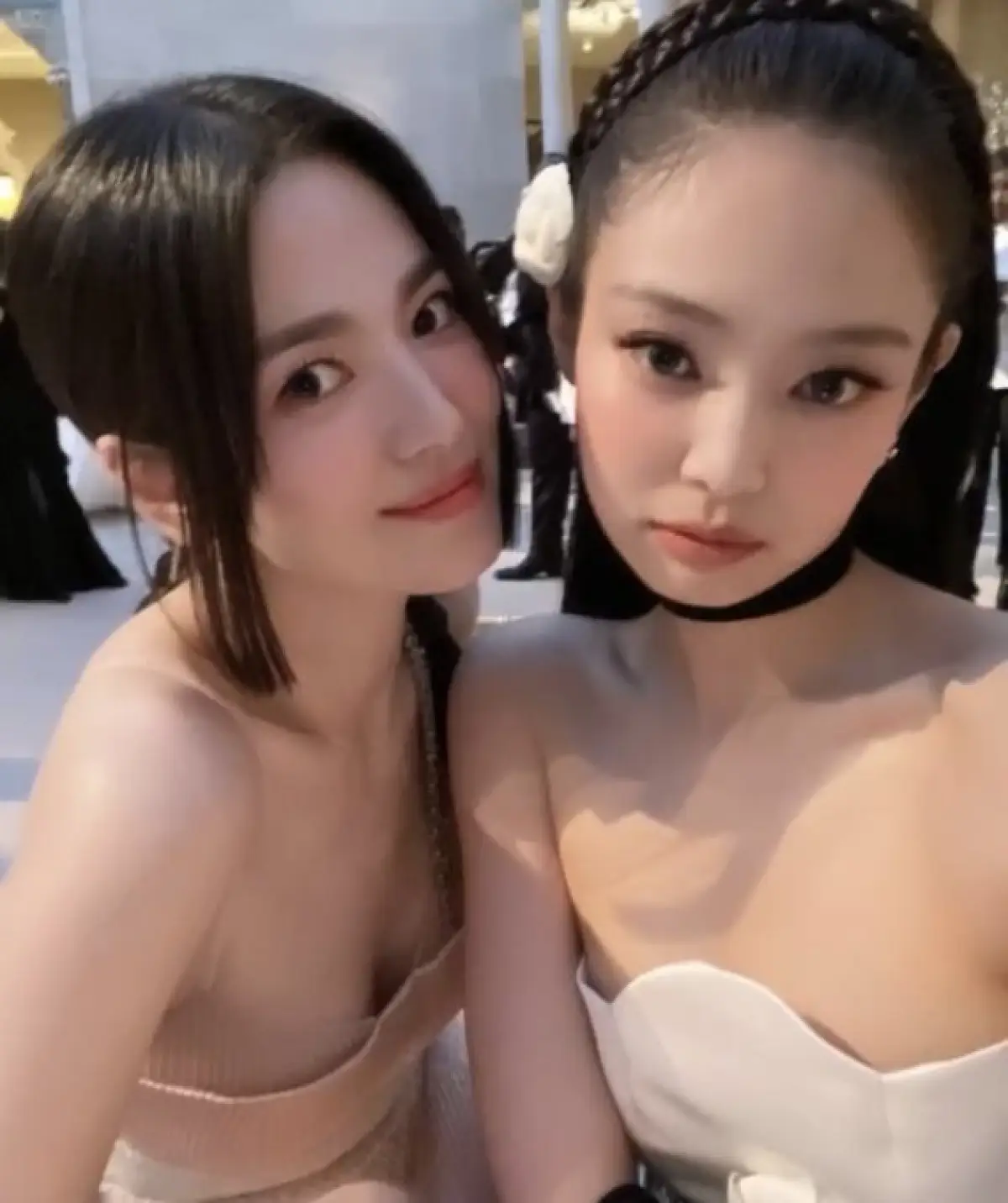 Jennie BLACKPINK dan Song Hye Kyo. (Sumber : twitter/rubyinme)