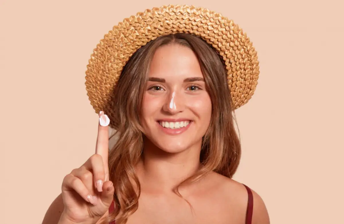 Ilustrasi penggunaan sunscreen. (Sumber : Freepik)