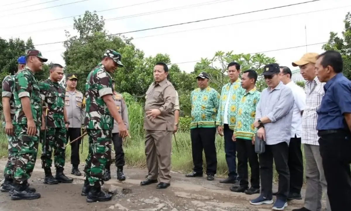Gubernur Lampung, Arinal Djunaedi, saat meninjau jalan rusak di Lampung. (Sumber : Instagram @pemprovlampung_)