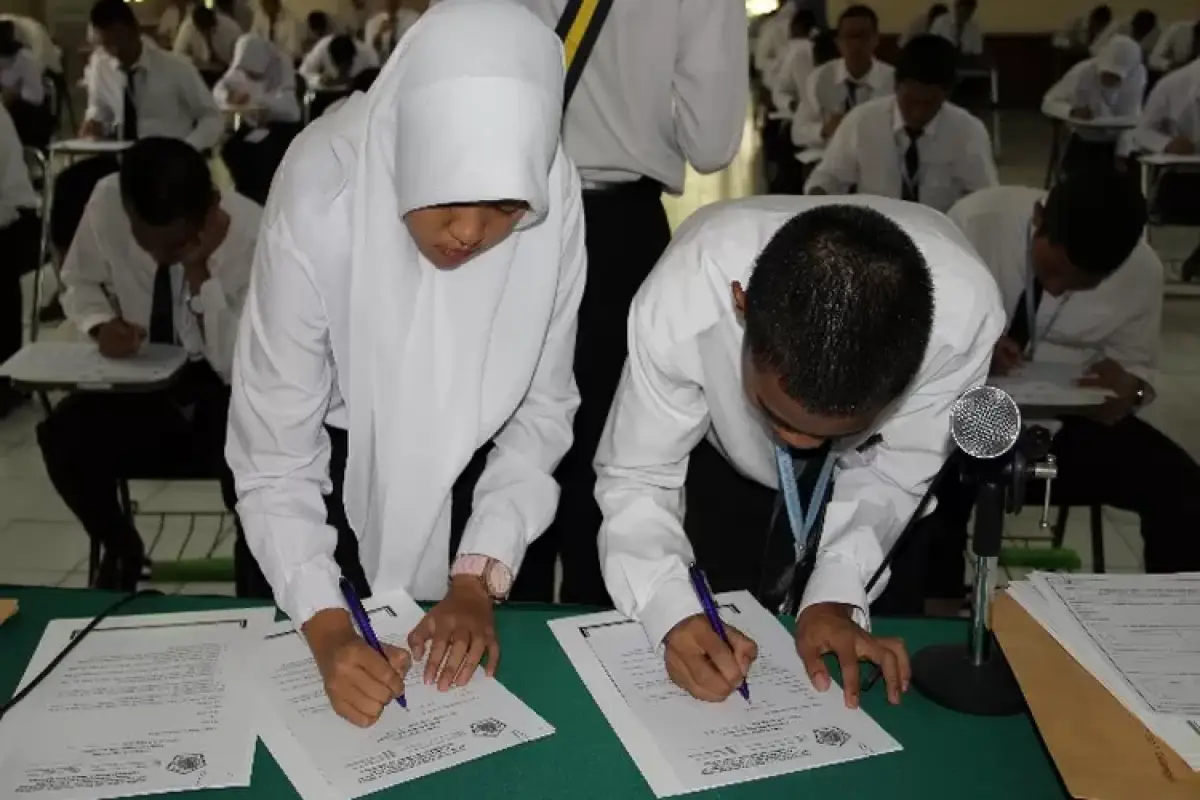 Ilustrasi. Bolehkah peserta tes SKD CPNS dan Seleksi Kompetensi PPPK mengenakan kemeja putih lengan pendek saat ujian? (Sumber : bppk.kemenkeu.go.id)