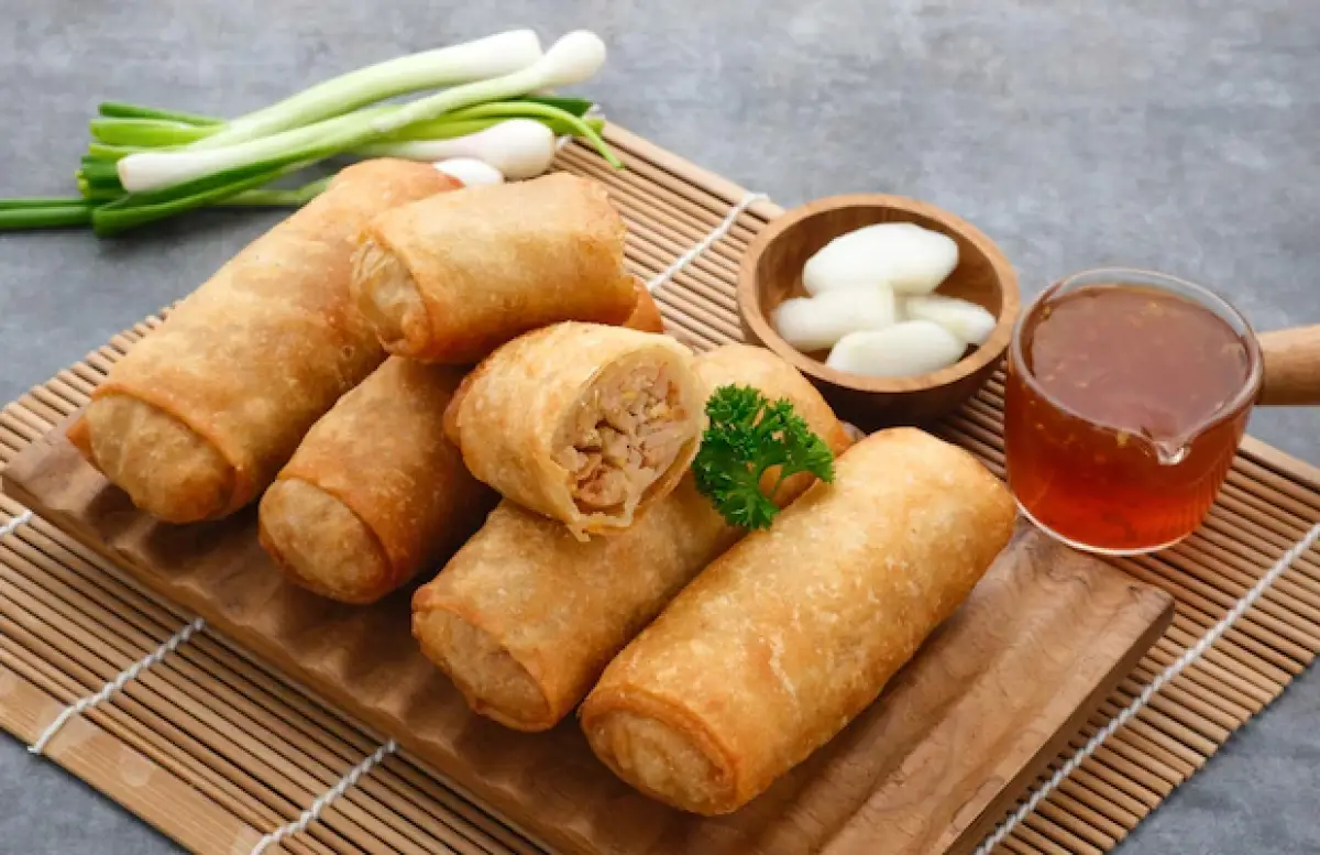 Ilustrasi Loenpia atau Lumpia Semarang. (Sumber : Freepik)