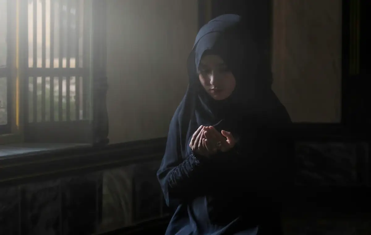 Ilustrasi berdoa. (Sumber: Freepik)