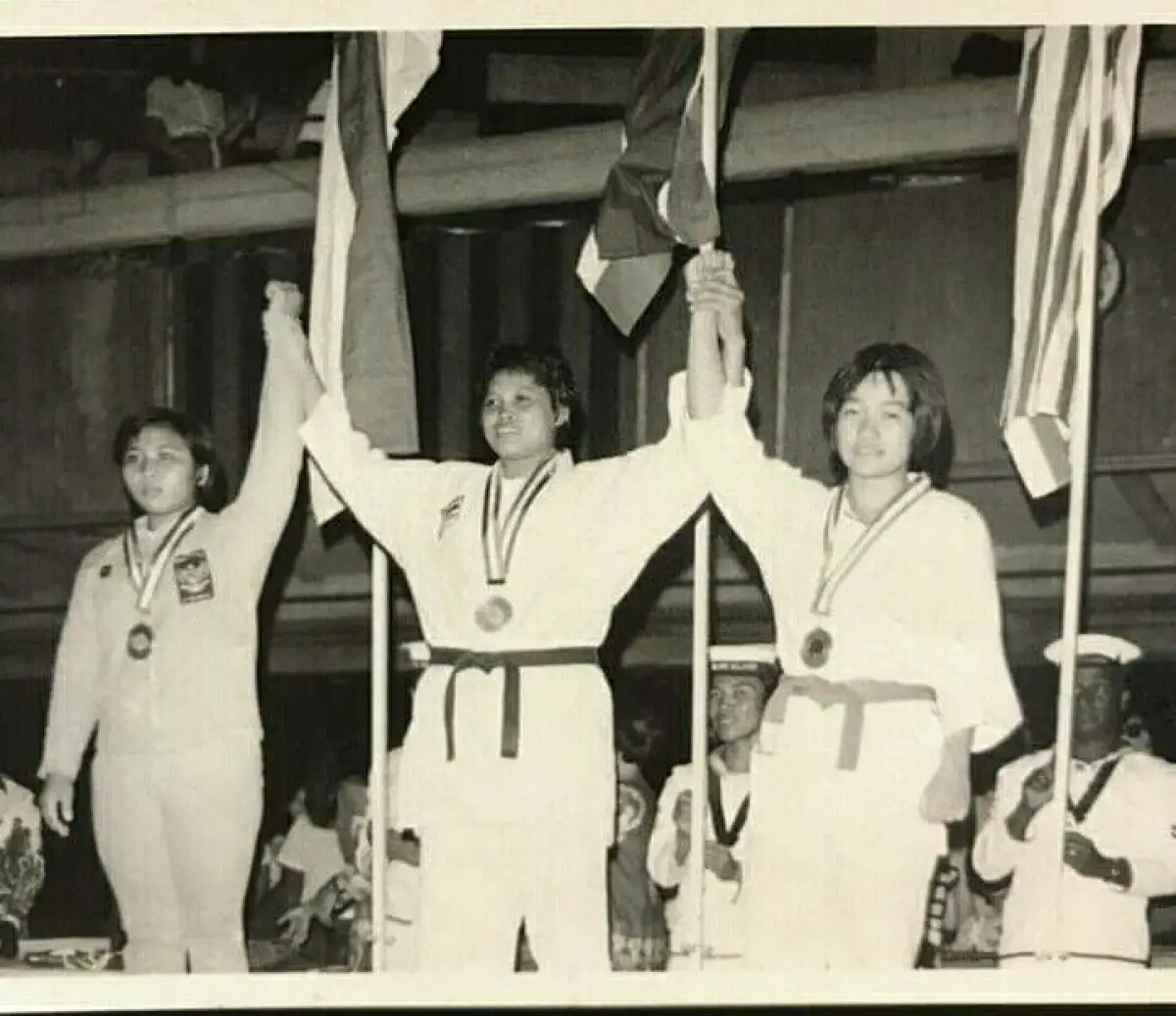 Tim Indonesia saat meraih medali di SEA Games 1977 (Sumber : Twitter @dyah_pan)
