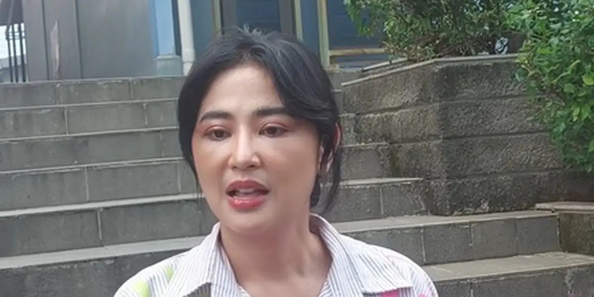 Dewi Perssik seusai operasi mata (Sumber : YouTube)