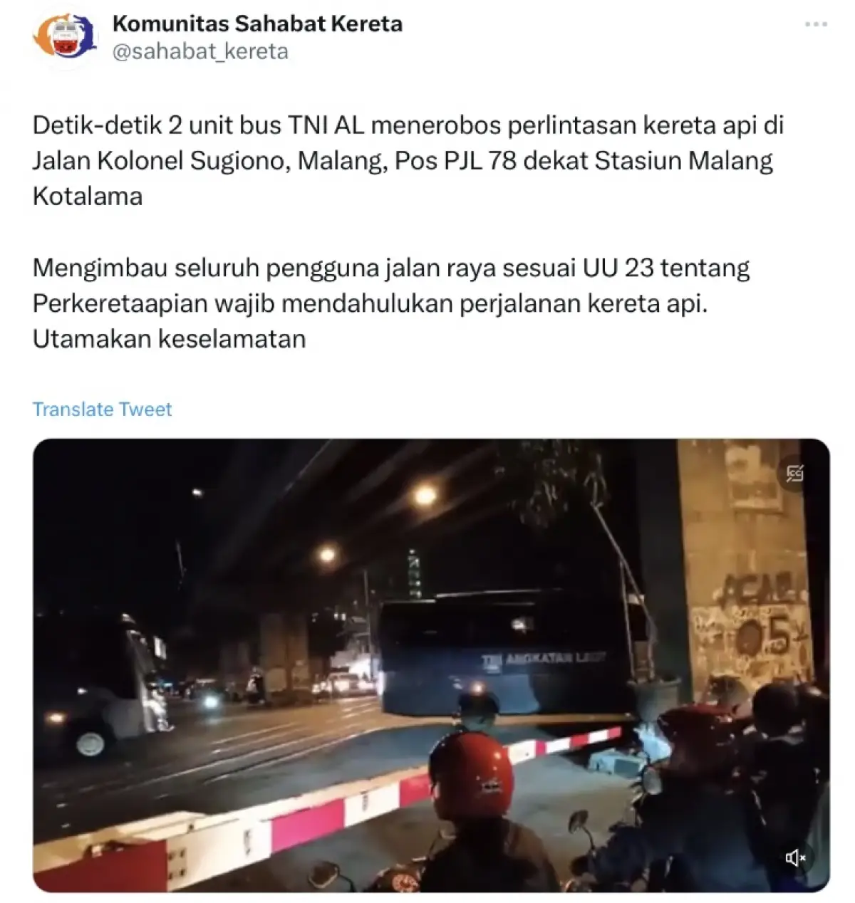 Dua bus TNI AL terobos perlintasan kereta api di Malang. (Sumber : Twitter/sahabat_kereta)