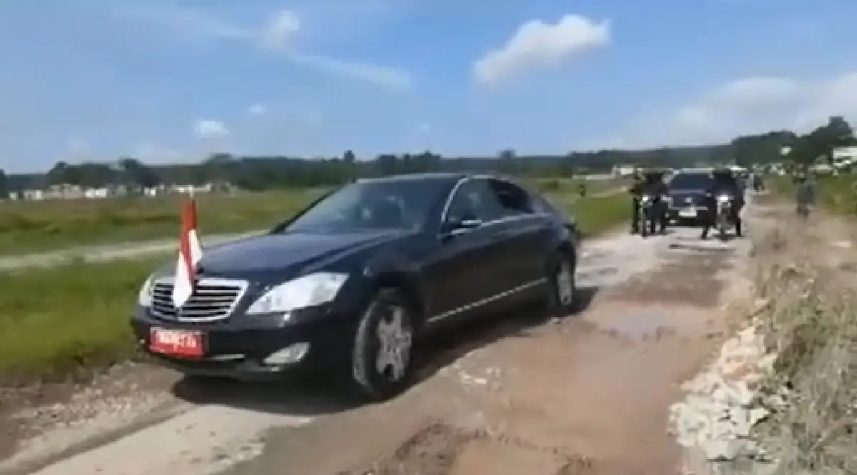 Presiden Jokowi sidak jalan rusak di Lampung naik mobil dinas, Jumat (5/5/2023). (Sumber : Instagram @fathichairul)