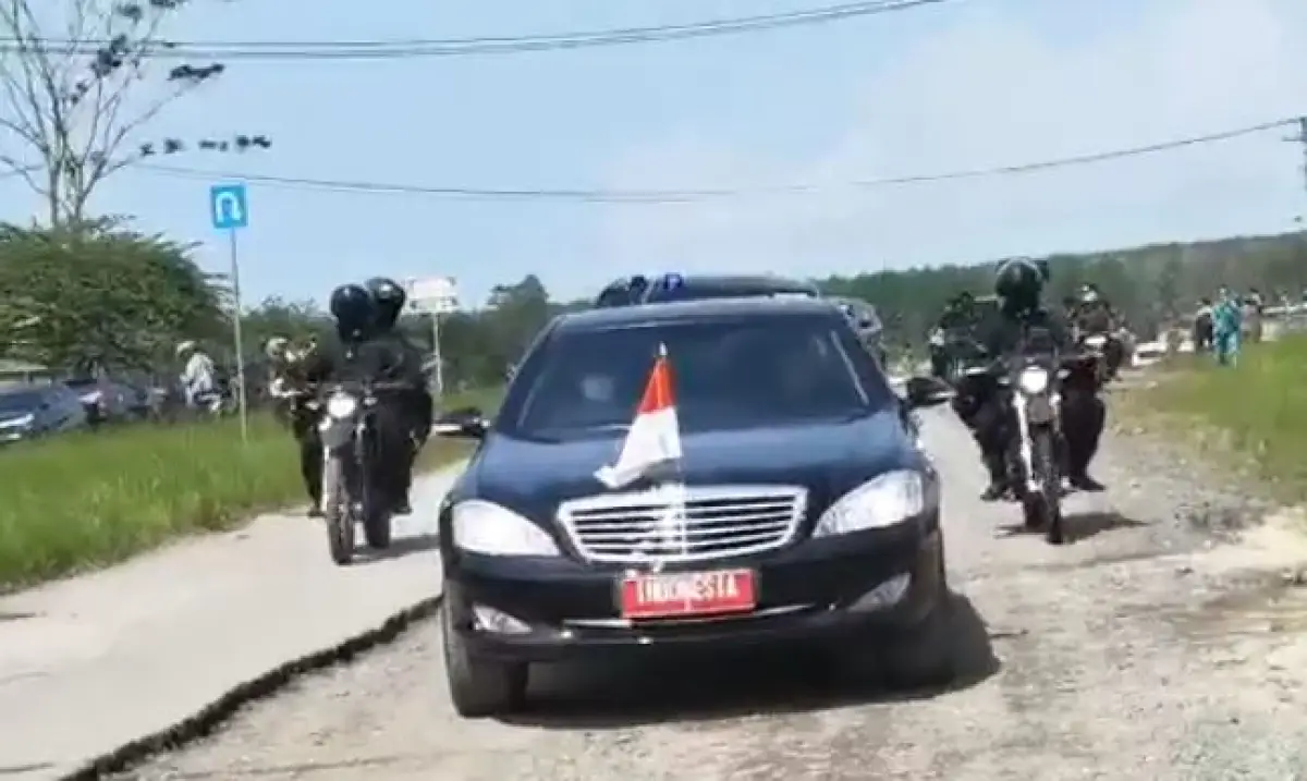 Mobil dinas kepresidenan Jokowi saat sedang melintasi ruas jalan Riyacudu,Lampung selatan (Sumber : Twitter @PaltiWest)
