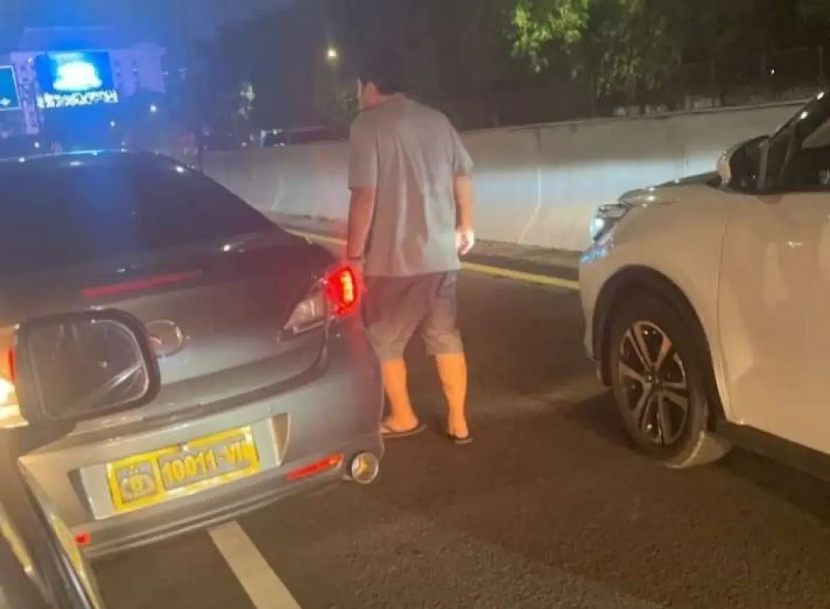 Pengemudi mobil dinas polisi todongkan pistol ke sopir taksi online di Tol Tomang Tangerang, Kamis (4/5/2023). (Sumber : Twitter @Ataya_Alfad)